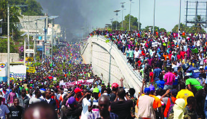 Moise dos au mur face à la colère populaire