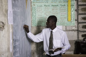 Les enseignants haïtiens reçoivent une aide de 30,000 Gourdes