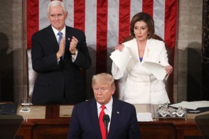 Trump condamne enfin les violences au Capitole, Pelosi demande sa destitution