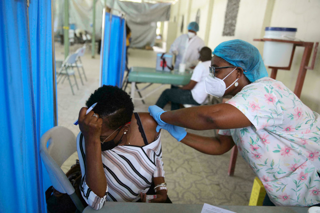 La République dominicaine offre 100.000 doses de vaccin à Haïti