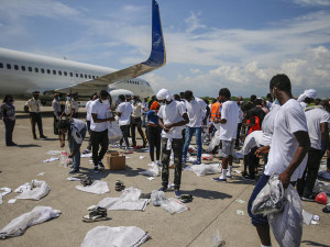 Des pilotes et des agents de l’immigration américaine blessés par des Haïtiens expulsés