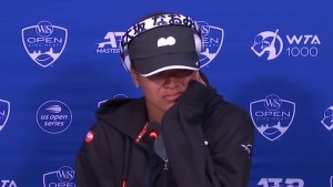 En larmes, Naomi Osaka annonce vouloir faire une pause dans sa carrière