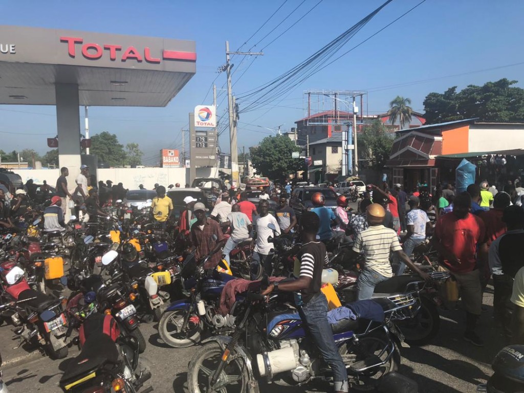 Les motards protestent face à la pénurie de carburant