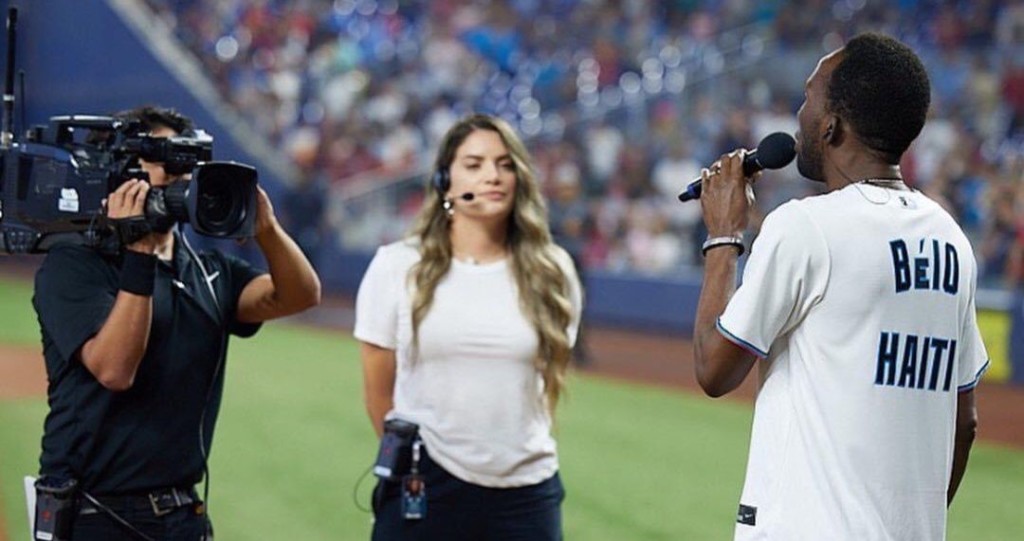 Le chanteur haïtien BélO chante l’hymne national américain lors d’un match de Baseball à Miami