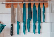 Son mari crie le nom d’une autre femme pendant qu’ils font l’amour ; elle lui tranche le pénis dans son sommeil pour se venger