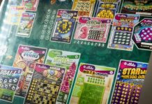 INSOLITE : Des voleurs achètent un billet de loterie avec une carte volée et décrochent un demi-million de dollars – À qui revient réellement le gain?