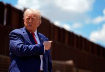 Midterm Elections: Why Immigration Is No Longer a Winning Issue for the GOP Former President Donald Trump gestures near the U.S.–Mexico border wall. Political analysts say immigration and the renewed “build the wall” messaging may not provide the same electoral advantage for Republicans in the upcoming midterm elections, suggesting the issue could have a more limited impact on voters than in previous campaigns. Photo credit: AP photo by Evan Vucci