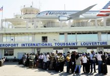 Les États-Unis prolongent les restrictions de vols vers Haïti, invoquant la puissance de feu persistante des gangs à Port-au-Prince